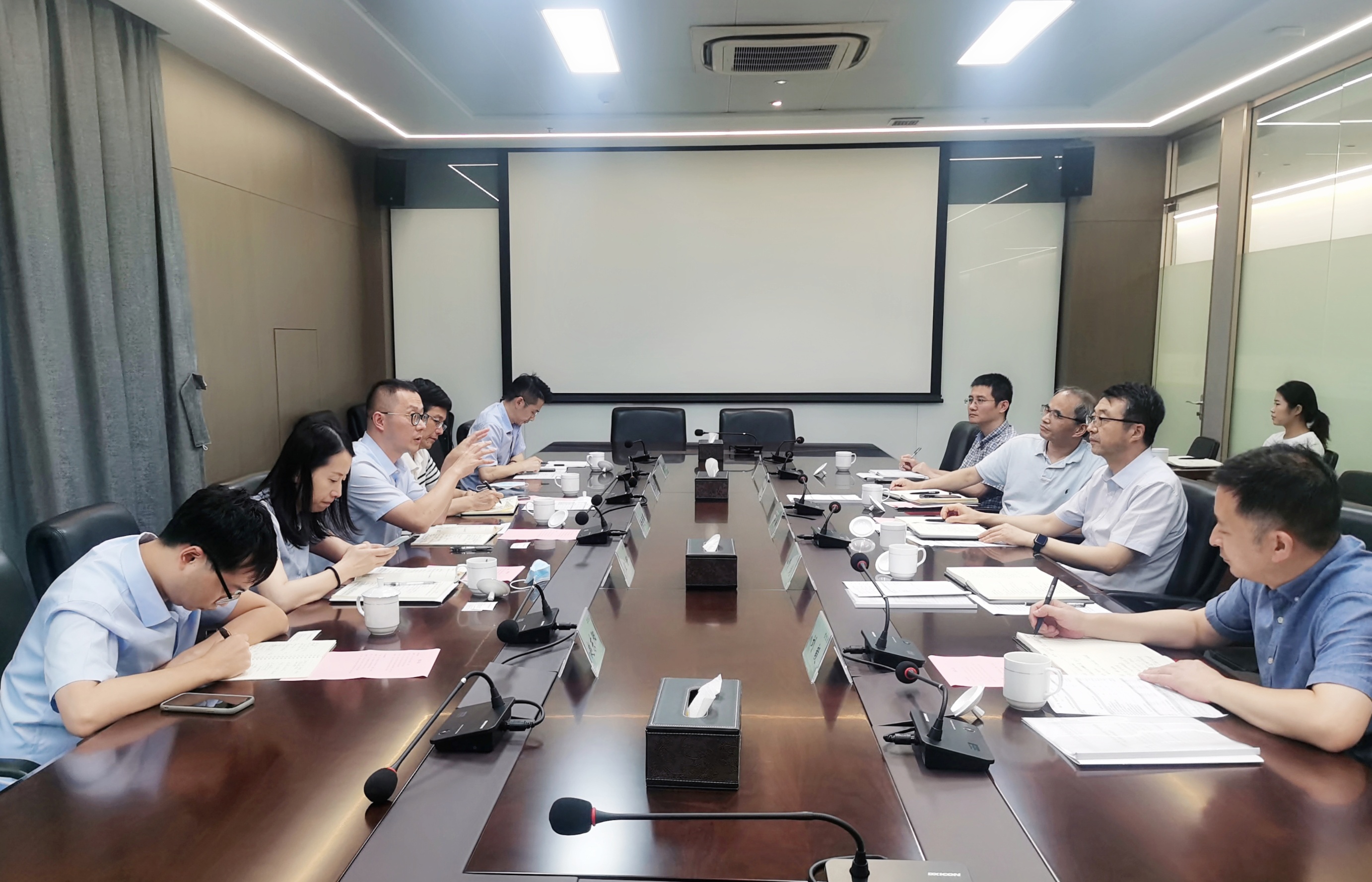 浙江產(chǎn)權交易所總經(jīng)理楊奇軍來省二輕集團調(diào)研