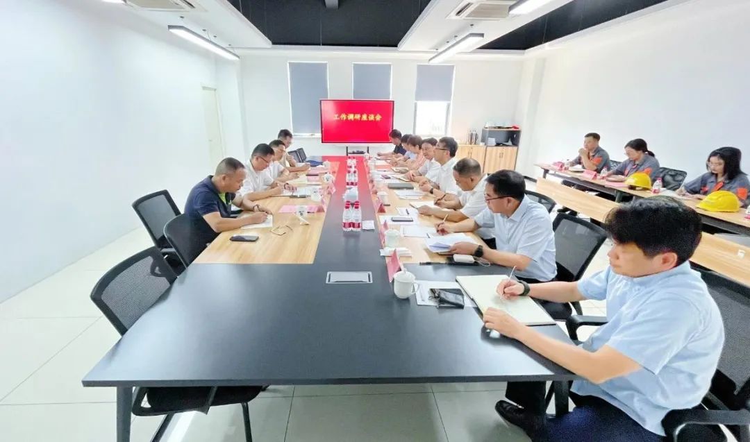 省國(guó)資委黨委委員、副主任陳孝一行到省二輕集團(tuán)申達(dá)機(jī)器公司調(diào)研指導(dǎo)