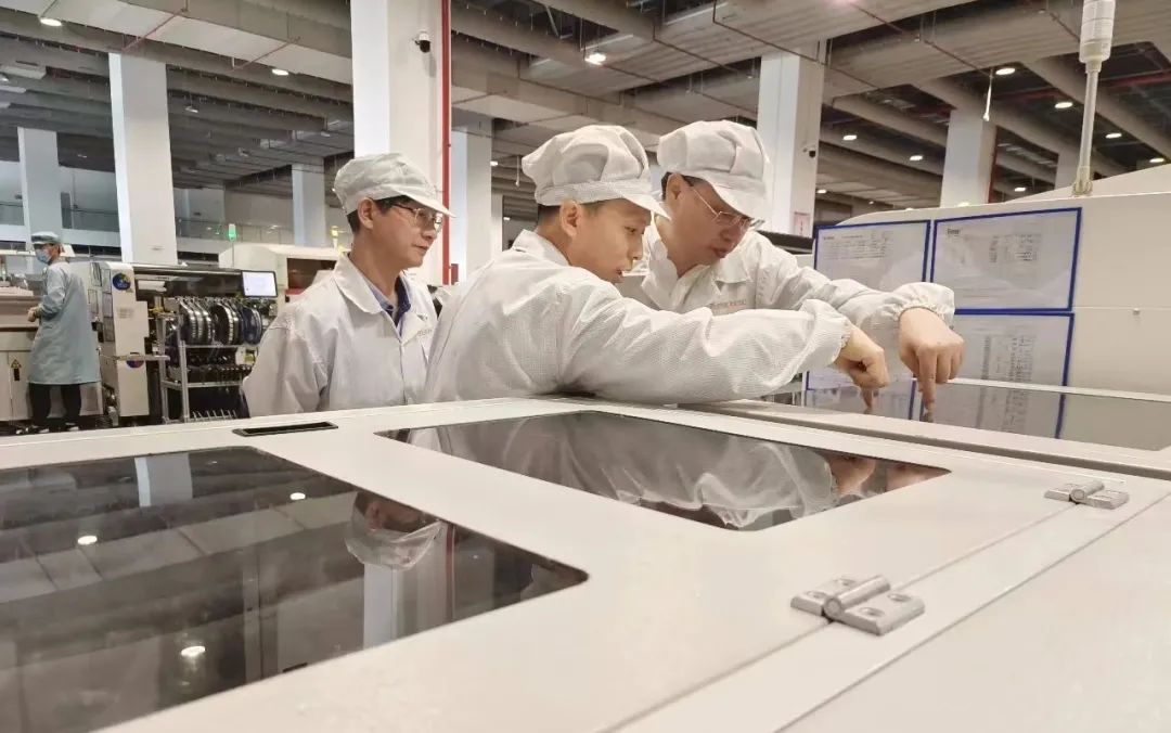 集團公司黨委書記、董事長楊勝杰一行赴紫光恒越調研智能工廠