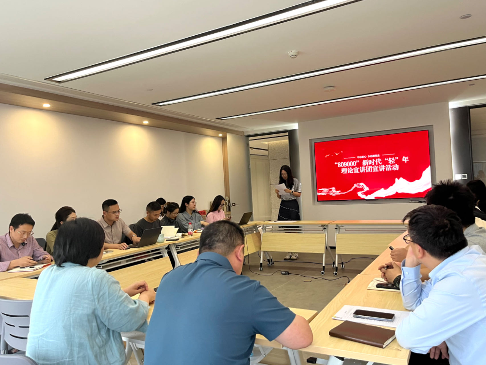 藝創文旅公司黨支部召開“809000”新時代“輕”年理論宣講團宣講暨警示教育活動